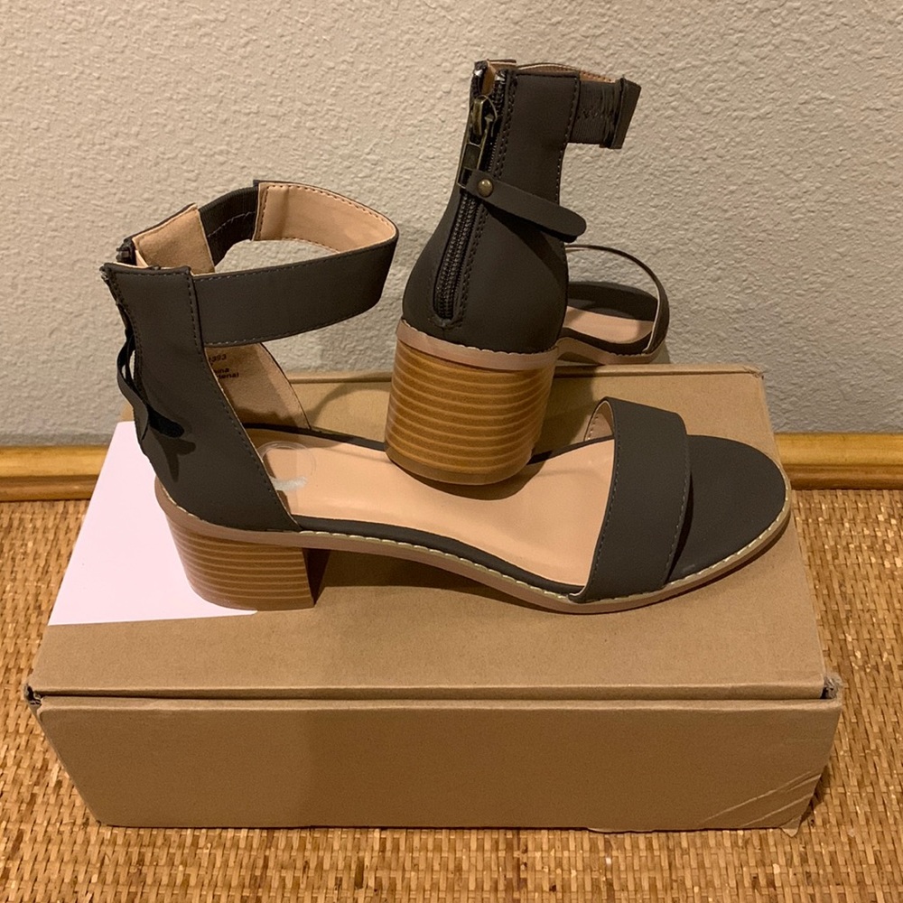 Journee Collection Percy sandals; grey; sz 7 NWT